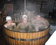 Fantastick&yacute; k&uacute;peľ vonku so snehov&yacute;mi vločkami nad hlavou.&nbsp;